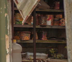 Abandono en caseta con latas oxidadas