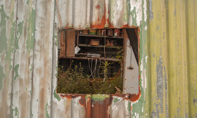 Abandono en caseta con latas oxidadas