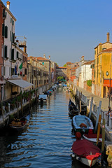 Fototapeta na wymiar Calle típica de Venecia con sus canales característicos.