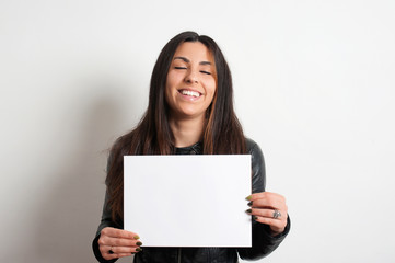 Naklejka premium beautiful smiling brunette girl with placard