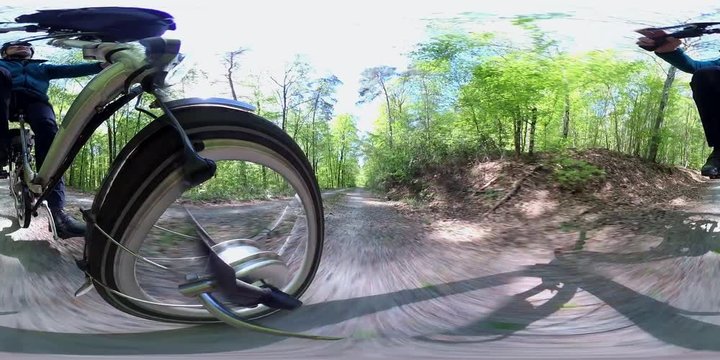 360VR, Senior fährt mit E-Bike durch den Frühlingswald, VR360