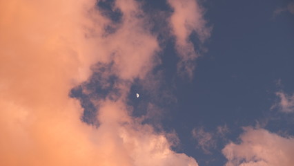 ciel nuageux orageux avec lun