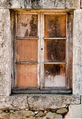 Fenêtre ancienne à Ceyzérieu, France