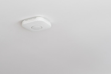 Weißer intelligenter Rauchmelder an der Decke