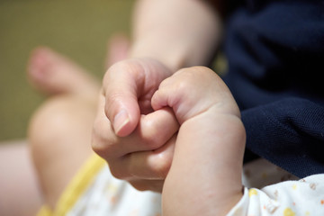 母と子・赤ちゃん・つなぐ手・クローズアップ