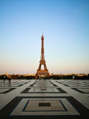 Empty Eiffel Tower and Trocadero during the French national lockdown because of the Covid-19 pandemic with sunset - obrazy, fototapety, plakaty