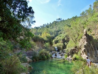 Impresionante paisaje de cascadas de agua y r&iacute;os que se abren paso entre el verde de la vegetaci&oacute;n y el bosque en las monta&ntilde;as en el Parque Natural de la Sierra de Cazorla
