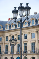 Fototapeta na wymiar Place Vendôme Paris, pittoreske Straßenlaternen vor traditionellem Gebäude