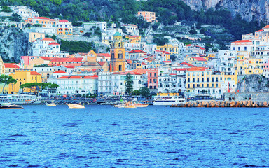 Fototapeta na wymiar Beautiful Amalfi town and Tyrrhenian sea in autumn reflex