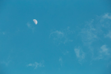 księżyc na tle nieba oraz chmur  - obrazy, fototapety, plakaty