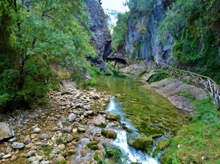 Impresionante paisaje de cascadas de agua y r&iacute;os que se abren paso entre el verde de la vegetaci&oacute;n y el bosque en las monta&ntilde;as en el Parque Natural de la Sierra de Cazorla