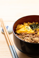お箸がある三色丼