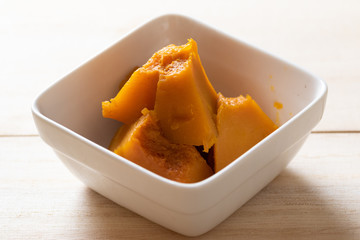 白い容器に盛り付けされた、かぼちゃの煮付け