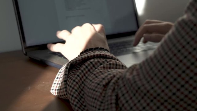 Plano detalle de las manos de una chica joven ejecutiva escribiendo en el ordenador. 
