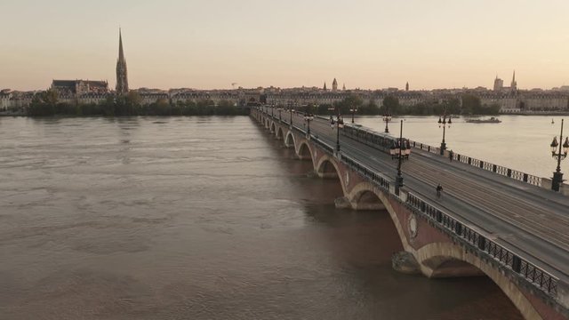 Tramway sur le pont de Pierre - Bordeaux