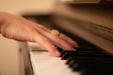 Fototapeta na wymiar Hand on piano
