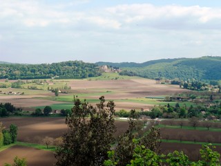 Fototapeta na wymiar Fotografía de una típica estampa de la idílica región de la Dordogna francesa con el contraste de la fértil tierra del campo agrícola y bosque