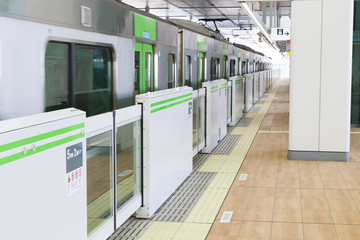 誰もいないホーム