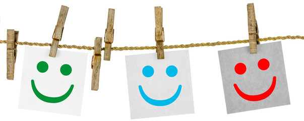 smileys souriants sur corde à linge, fond blanc  © Unclesam