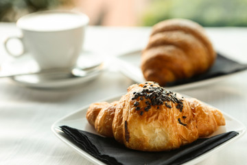 colazione all'italiana con cappuccino e cornetto