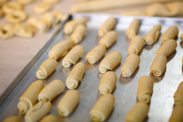 dolci pronti per essere infornati pasta e prepara dei dolci sul bancone 