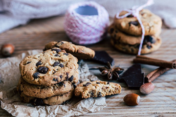 Obraz na płótnie Canvas Biscuits cookies aux pépites de chocolat et noisettes empilés