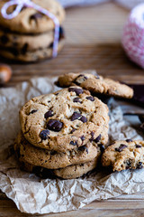 Biscuits cookies aux pépites de chocolat et noisettes empilés