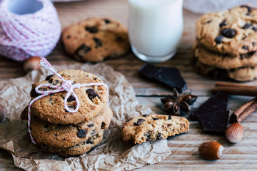 Biscuits aux pépites de chocolat brun et aux noisettes avec un verre de lait frais