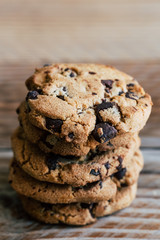 Biscuits cookies aux pépites de chocolat et noisettes empilés