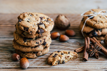 Biscuits cookies aux pépites de chocolat et noisettes empilés
