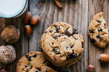 Biscuits cookies aux pépites de chocolat et noisettes empilés