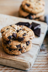 Biscuits cookies aux pépites de chocolat et noisettes empilés