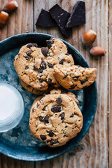 Biscuits aux pépites de chocolat brun et aux noisettes avec un verre de lait frais