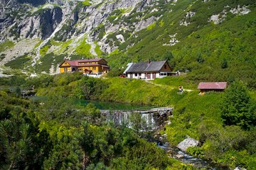Obraz premium Cottage by the Green lake in the High Tatras in Slovakia.