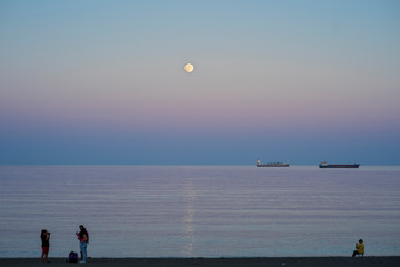 Luna y atardecer