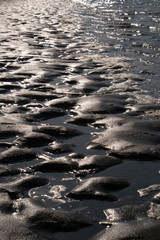 Auflaufendes Wasser im Gegenlicht