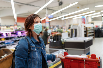 Caucasian woman with mask in supermarket