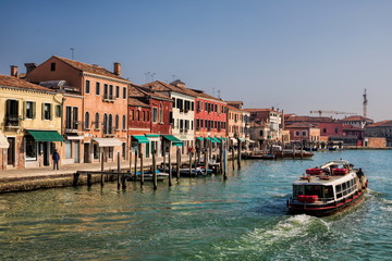 Fototapeta premium murano, italien - uferpromenade mit alten häusern