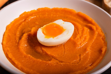 Carrots soup with boiled egg, ideal for a low carbs diet  or a quickly healthy lunch.