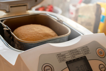 Teilansicht eines Brotbackautomates mit Brot innen
