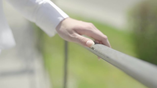 Ber&uuml;hren des Gel&auml;nders mit den H&auml;nden in Zeitlupe - touching handrail with hands in Slowmotion - bacteria