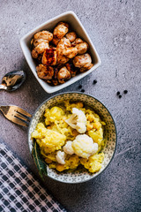 Curry de légumes avec des patates chou-fleur et pois chiche avec des dés de poulet caramélisés