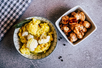 Curry de légumes avec des patates chou-fleur et pois chiche avec des dés de poulet caramélisés