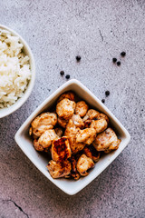 Repas avec des morceaux de poulet caramélisés dans un bol