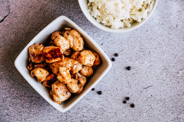Repas avec des morceaux de poulet caramélisés dans un bol