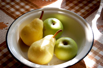 Two yellow pears and two green apples in a bowl