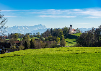 Urlaub im schönen Oberbayern: Münsing am Starnberger See mit Panoramablick auf Kirche und die...