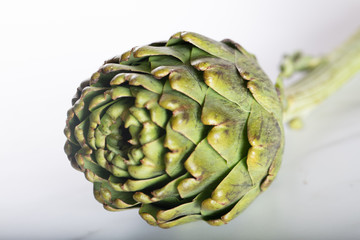 Obraz premium Close-up of fresh artichoke on white background