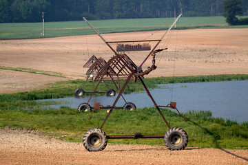  Rampe d'arrosage dans un champ
