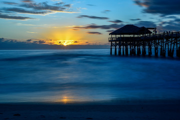 Fototapeta premium Pier in Cocoa Beach zum Sonnenuntergang